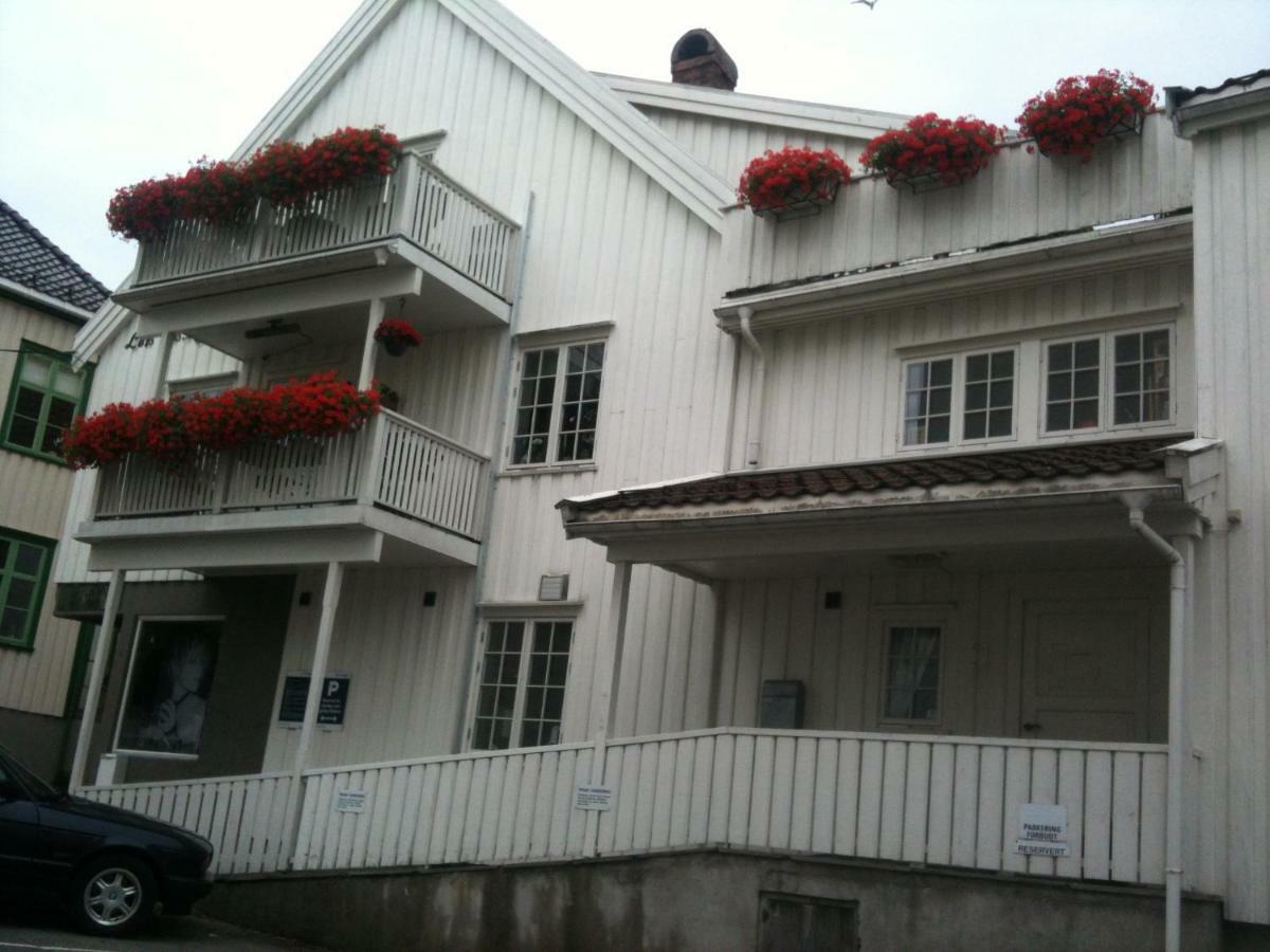 Holsthuset Losji Grimstad  Exterior photo